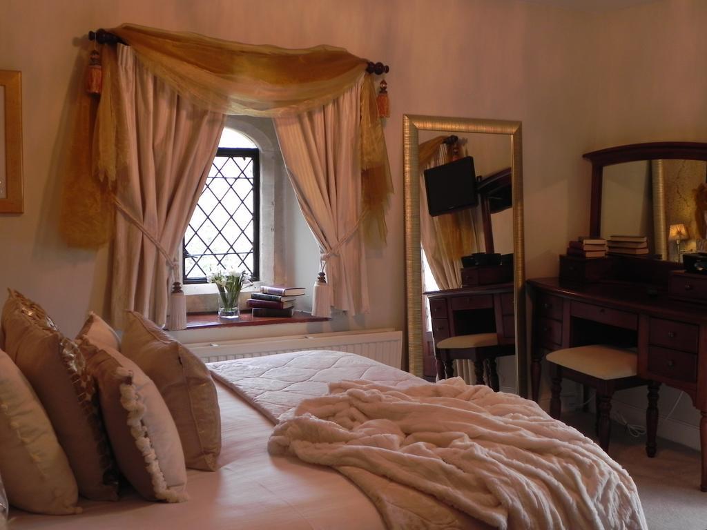 Bath Lodge Castle Woolverton Номер фото